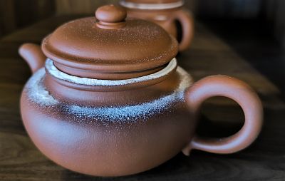 Teekanne mit Quarzsand gefüllt